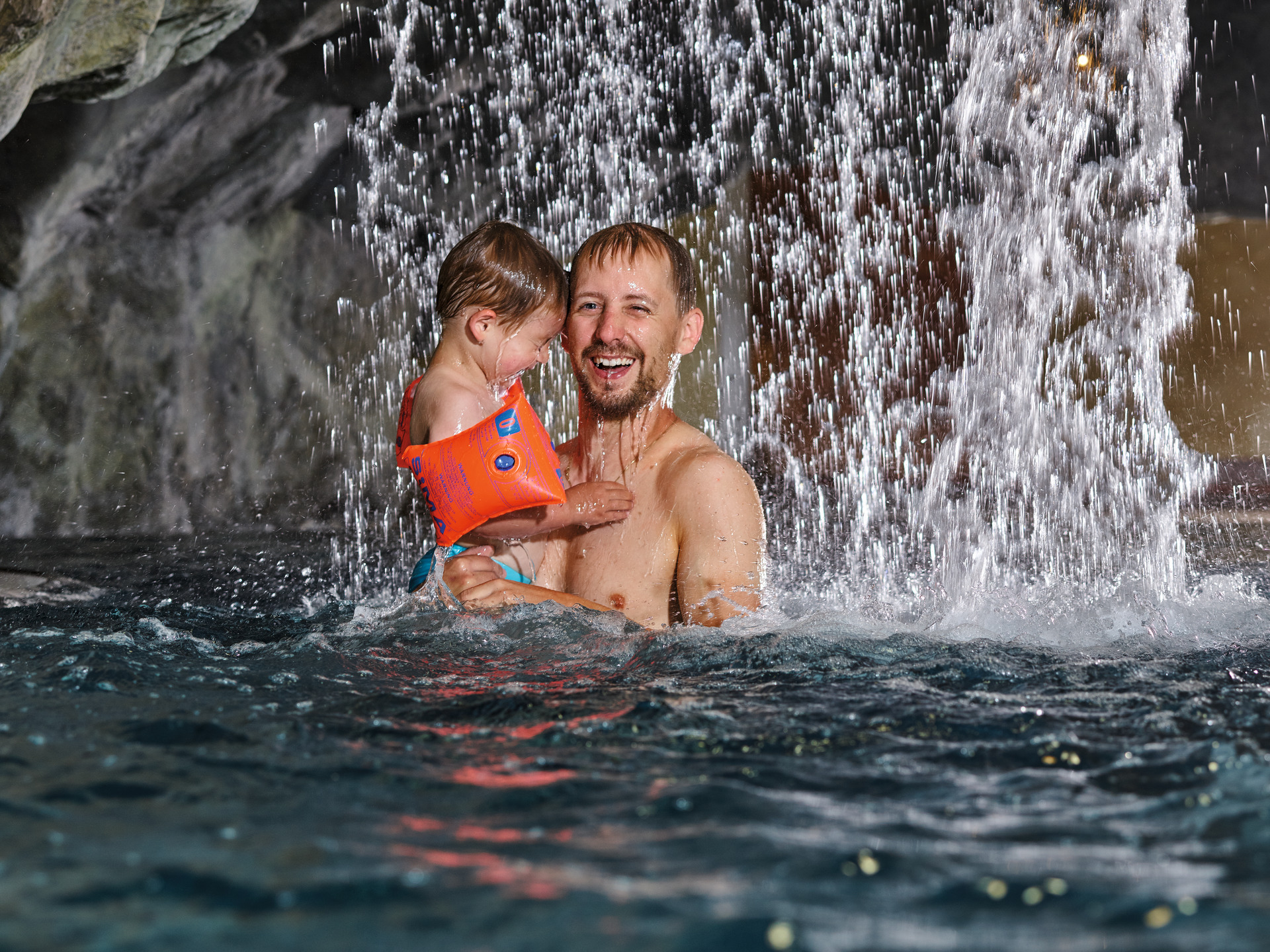 Kinder, Familie im Kinderschwimmbereich Freizeit Arena
